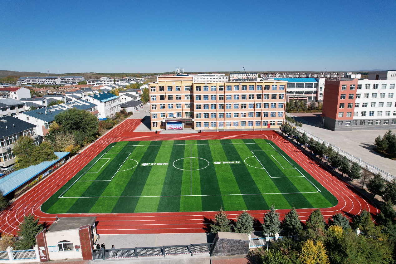 多伦县副县长柳立萍在仪式现场致辞，，，，，，，她体现：“谢谢玛雅吧的善举，，，，，，，让多伦二小焕发蓬勃生气，，，，，，，用行动诠释了‘大爱无疆’的深刻内在，，，，，，，展现了企业的社会责任感和对教育事业的深挚情绪。。。。。。。玛雅吧希望运动场项目不但为孩子们提供了清静、恬静的运动情形，，，，，，，更是在他们心中播下了希望的种子，，，，，，，让他们在奔驰中感受生长，，，，，，，在跳跃中触摸梦想。。。。。。。”